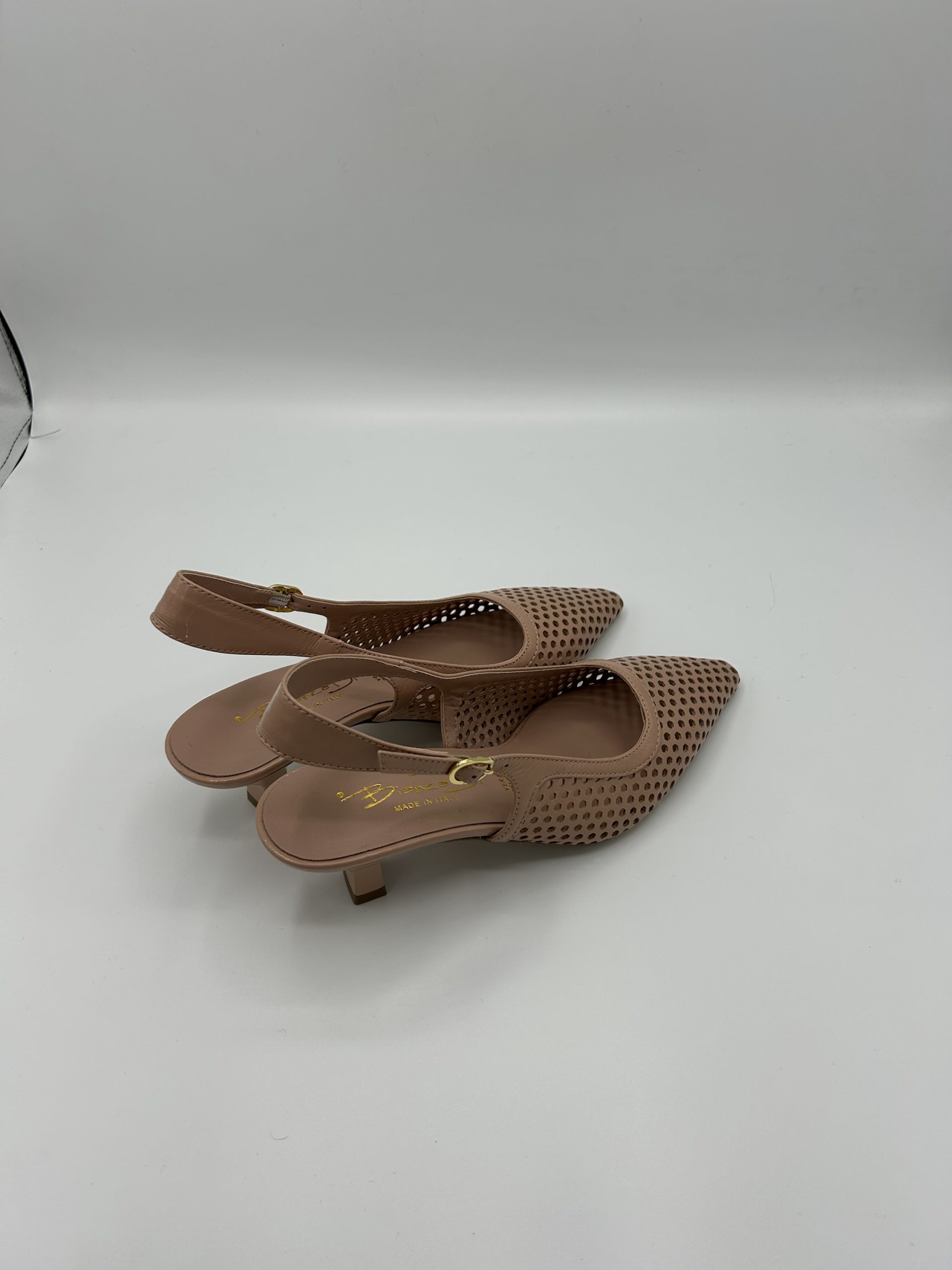 Bianca D Slingback Q1636 con Fori A Laser  In Pelle In Due Colori